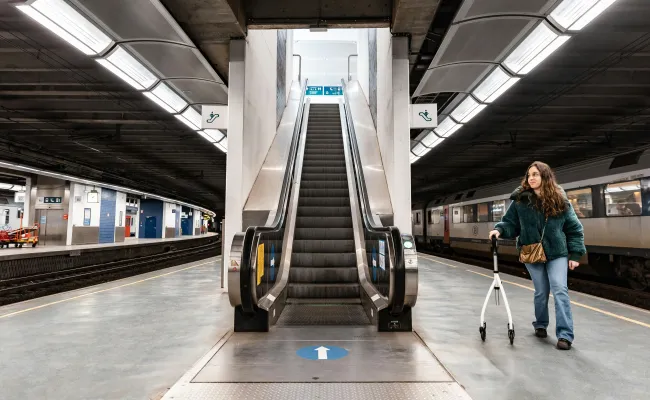 Personne à mobilité réduite dans une gare de bus et train
