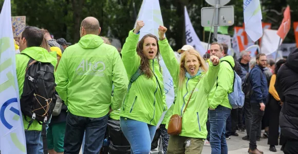 Représentants d'Altéo au milieu d'une foule de manifestants