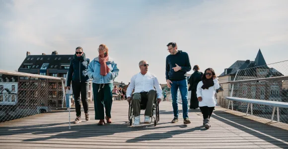 Groupe de personnes valides, malades et handicapées