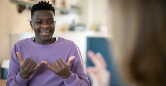 Personne sourde parlant avec la langue des signes