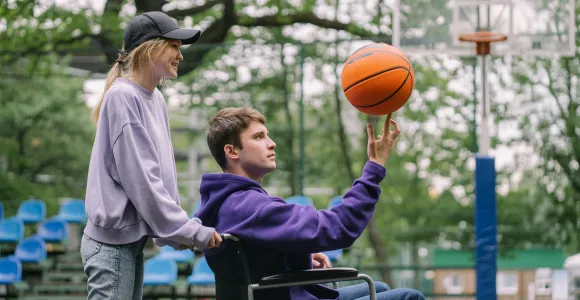 personne en situation de handicap jouant au basket