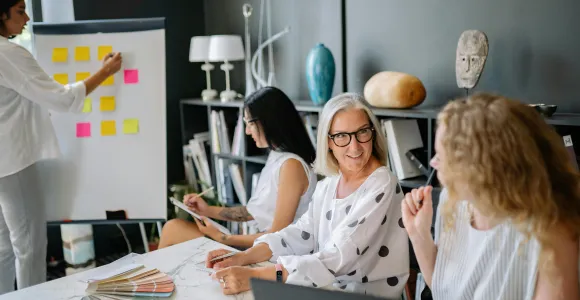 Plusieurs personnes échangeant sur un projet
