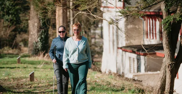 Des membres Altéo promènent, dont une personne aveugle