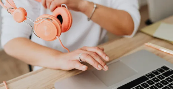 Personne travaillant sur un ordinateur