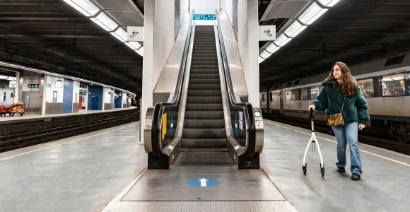 Personne à mobilité réduite dans une gare de bus et train