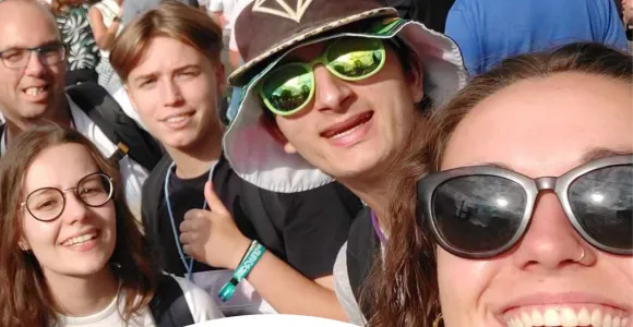 Des jeunes s'amusent lors d'un festival