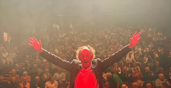 L'humoriste Vincent Pagé devant une salle comble