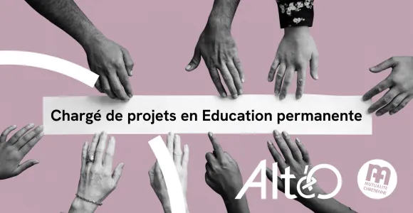 Des pointent les doigts vers un texte "Chargé de projets en Education permanente"