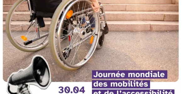 Une personne en chaise roulante face à des marches