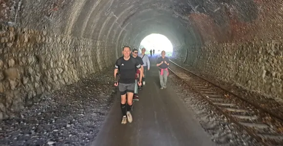 entraînement en joëlette sur une route dans un tunnel