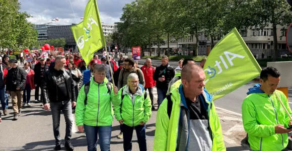 Altéo avec ses drapeaux lors de la manifestation