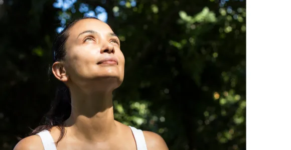 Une personne rêveuse sur son avenir