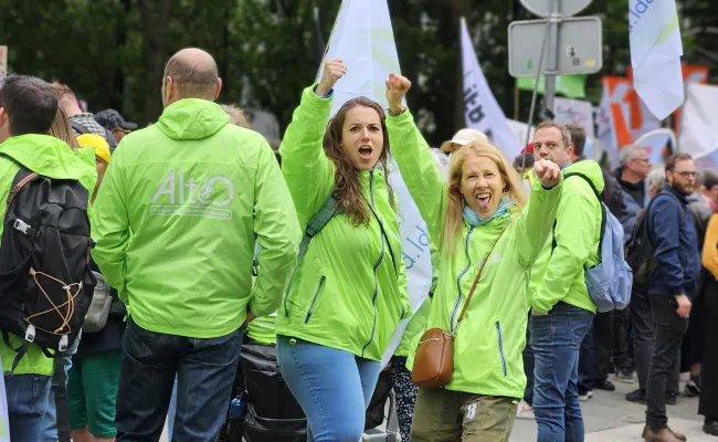 Représentants d'Altéo au milieu d'une foule de manifestants