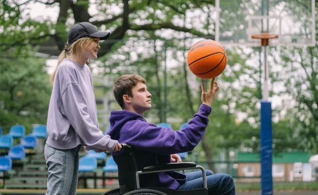 personne en situation de handicap jouant au basket