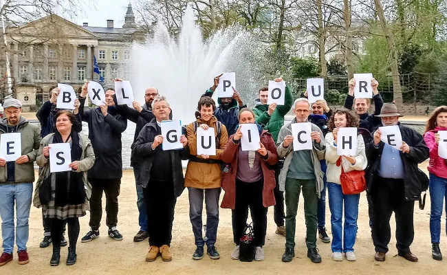 Chaque personne tient une lettre du message "Bxl pour les guichets"