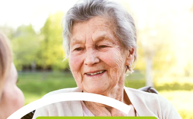 une personne âgée, accompagnée, profite d'un moment de détente