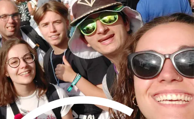 Des jeunes s'amusent lors d'un festival