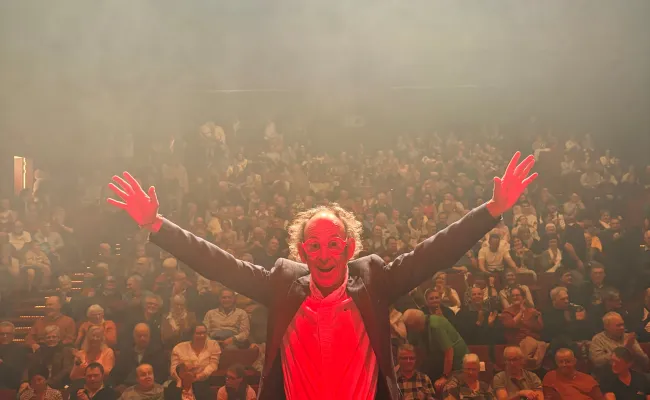 L'humoriste Vincent Pagé devant une salle comble