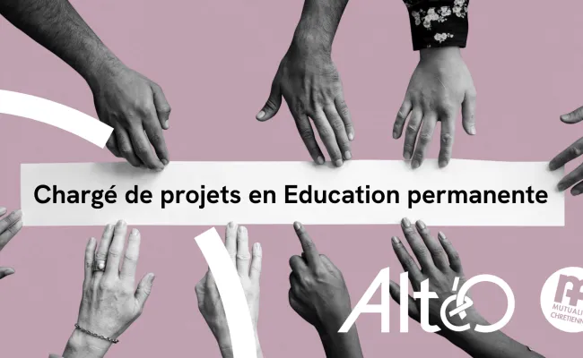 Des pointent les doigts vers un texte "Chargé de projets en Education permanente"