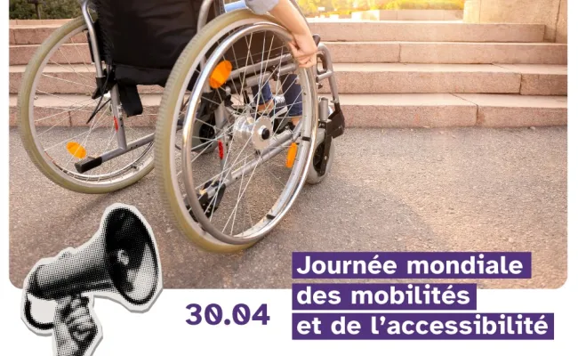 Une personne en chaise roulante face à des marches