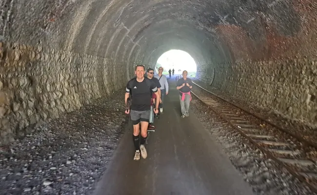 entraînement en joëlette sur une route dans un tunnel