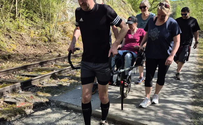 entraînement avec une joëlette sur les route de campagne