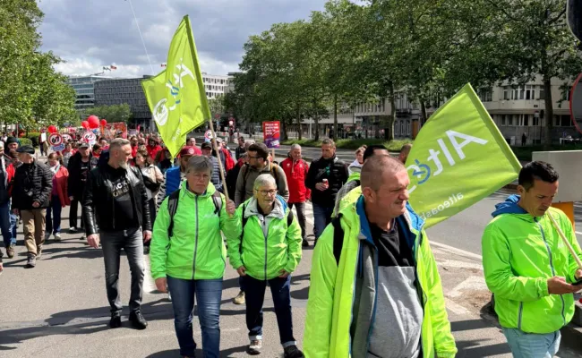 Altéo avec ses drapeaux lors de la manifestation