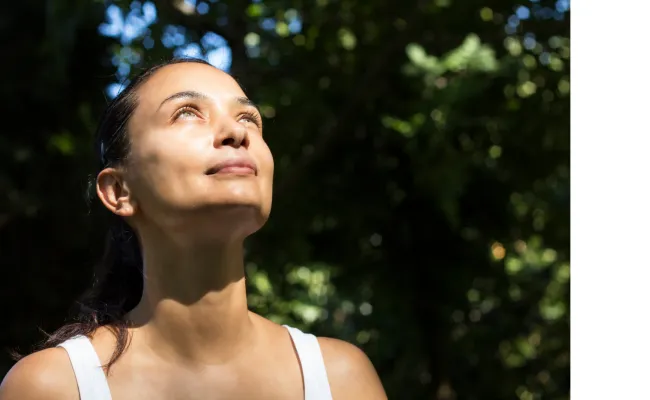 Une personne rêveuse sur son avenir