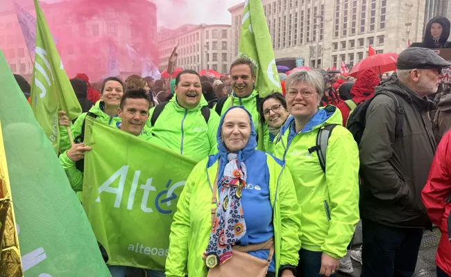 Des membres et une délégation d'Altéo avec des drapeaux lors la manifestation
