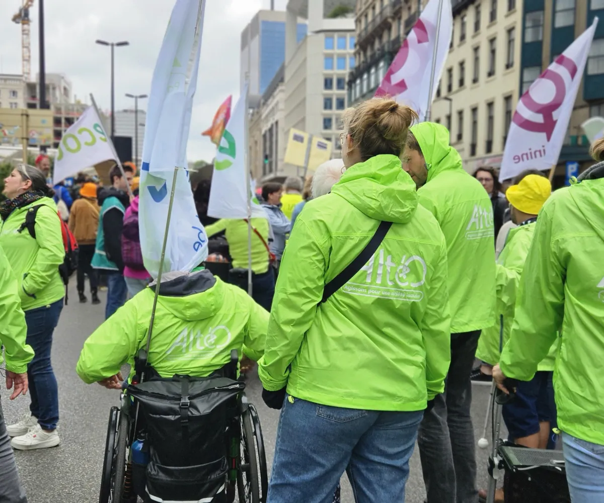 Membres d'Altéo qui manifestent dans la rue