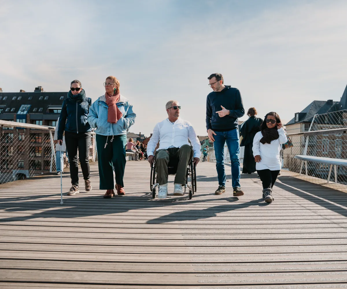 Groupe de personnes valides, malades et handicapées
