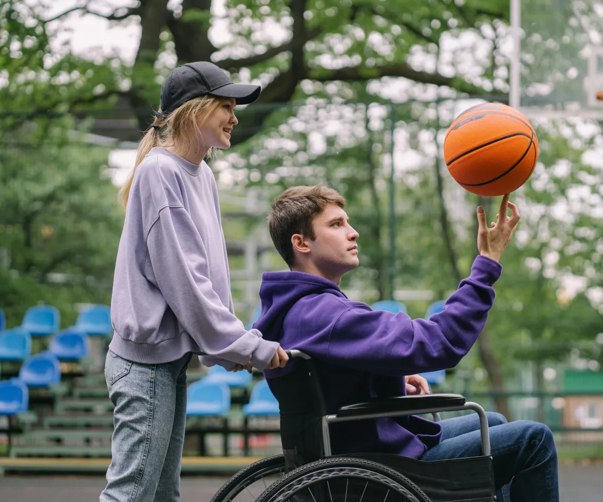 personne en situation de handicap jouant au basket