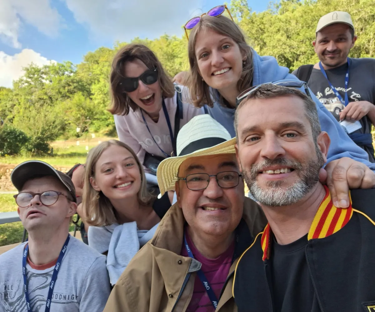 un groupe heureux en vacances